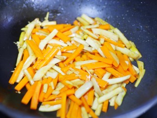 10、胡萝卜炒杏鲍菇,翻炒均匀，