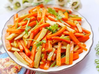 12、胡萝卜炒杏鲍菇,出锅盛盘。