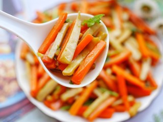 14、胡萝卜炒杏鲍菇,清爽可口。