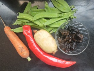1、荷塘小炒,所需食材