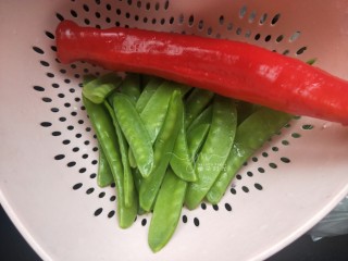 2、荷塘小炒,荷兰豆摘去两头，洗净。红椒去蒂洗净。