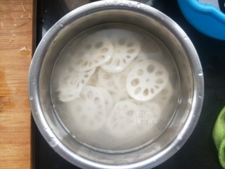 3、荷塘小炒,藕削皮，切薄片，泡水里。水里加少许盐，几滴白醋，防止氧化变黑。