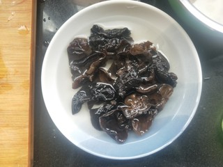 4、荷塘小炒,木耳泡发