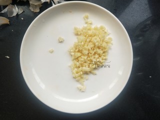 6、荷塘小炒,再切一些蒜末，多一点。