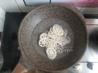 8、荷塘小炒,炒锅内烧水，水里加少许盐，少许油，先把藕片放进去焯水，水开后煮一分钟左右。