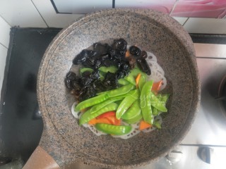 9、荷塘小炒,然后把其他食材也放进去一起焯水。