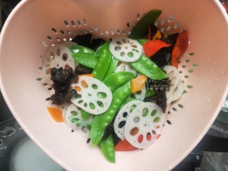 10、荷塘小炒,煮至断生，捞出，过凉水，控干水分。