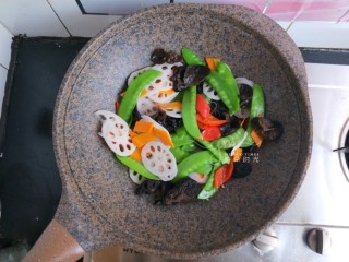 12、荷塘小炒,把菜倒进去大火翻炒，加盐调味。