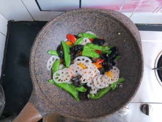 13、荷塘小炒,然后把水淀粉倒进去，翻炒，淋少许明油，再撒少许鸡精，翻一下，即可出锅。