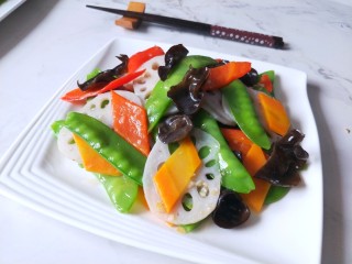 14、荷塘小炒,盛盘即可食用。