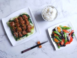 15、荷塘小炒,我搭配了红烧丸子，米饭，做午餐。