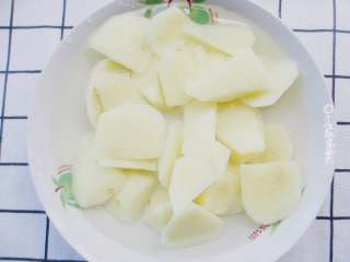 1、粉蒸排骨,把土豆洗净去皮，滚刀切块。