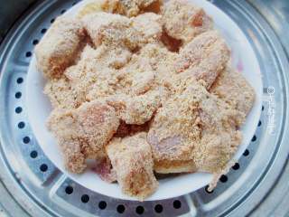 6、粉蒸排骨,锅内放水烧开，放一个蒸架，把裹好蒸肉粉的排骨放盆子里，放在蒸架上转小火蒸一个小时。时间差不多时。