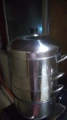 7、粉蒸排骨,关火，用筷子戳一下排骨能轻松穿过，这样蒸非常的酥烂好吃，如果喜欢吃有些嚼劲的，时间上可少蒸一会儿。