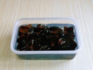 1、莴笋炒木耳,黑木耳提前冷水泡发。