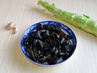 2、莴笋炒木耳,准备好莴笋与大蒜，大蒜去皮切碎，泡发的黑木耳去根，撕小朵。