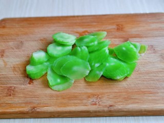 3、莴笋炒木耳,莴笋去皮洗干净，切片。