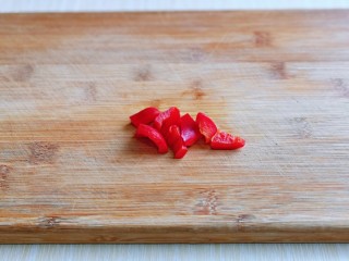 4、莴笋炒木耳,红椒洗干净去皮去籽切小块。