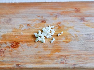 5、莴笋炒木耳,大蒜去皮切碎。