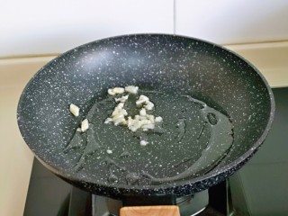 6、莴笋炒木耳,起油锅，加入切好的大蒜炒香。