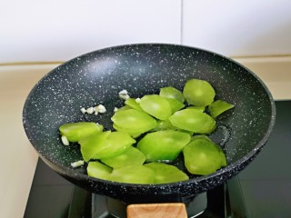 7、莴笋炒木耳,再加入莴笋翻炒。