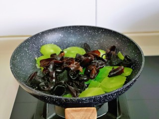 8、莴笋炒木耳,加入泡发的黑木耳，小火翻炒。