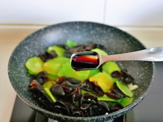 9、莴笋炒木耳,加入生抽。