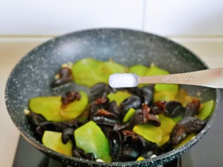 10、莴笋炒木耳,按个人口味加入盐。