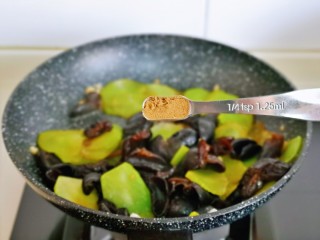 11、莴笋炒木耳,再加入十三香。