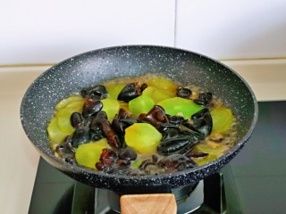 12、莴笋炒木耳,加入半小碗纯净水，这道菜有一点汤汁更好吃。