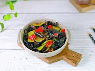 14、莴笋炒木耳,盛出装盘，简单快手家常小炒。