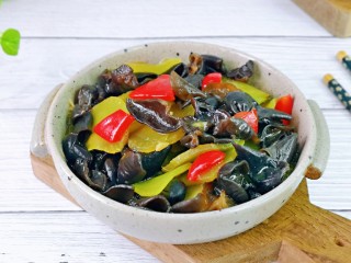 15、莴笋炒木耳,好吃营养，吃了不会胖呦～