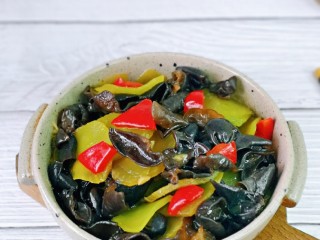 16、莴笋炒木耳,喜欢的做起来，简单易上手。