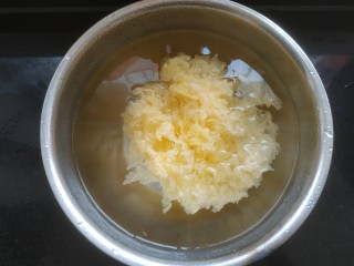 5、苹果银耳红枣汤,银耳洗净泡发