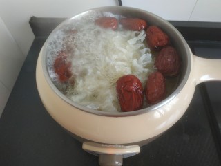 9、苹果银耳红枣汤,大火烧开