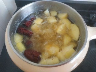 15、苹果银耳红枣汤,再转小火慢炖20分钟即可