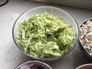 3、素什锦水饺,包菜切碎 