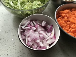 4、素什锦水饺,洋葱切丁