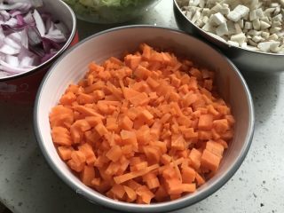 5、素什锦水饺,胡萝卜切丁