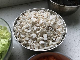 6、素什锦水饺,杏鲍菇切碎
