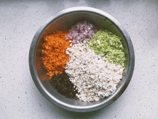 9、素什锦水饺,把搅好的馅儿放到一个大盆中