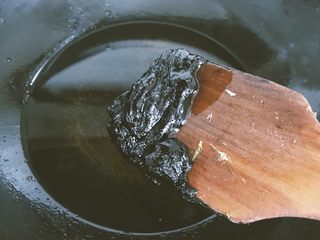 11、素什锦水饺,锅中放比平时调馅儿多些的油，油热后加入甜面酱爆香