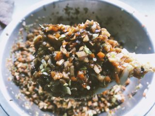 12、素什锦水饺,油略微凉后倒入饺子馅儿中，搅拌均匀。这时候再依据自己口感选择放盐。