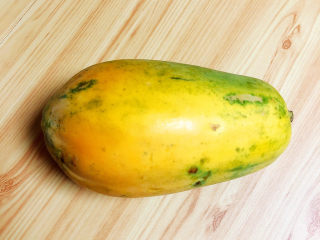 1、木瓜炖牛奶,准备好红心木瓜。