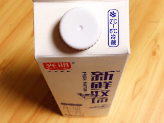 2、木瓜炖牛奶,准备好鲜牛奶。