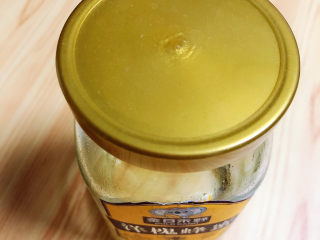 3、木瓜炖牛奶,再准备一些蜂蜜。