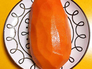 4、木瓜炖牛奶,将木瓜削皮、祛籽放入盘中。