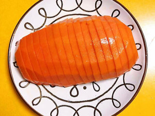 5、木瓜炖牛奶,将木瓜切成一厘米的薄片。