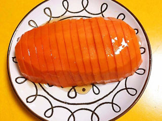 6、木瓜炖牛奶,在木瓜上淋上一些蜂蜜。