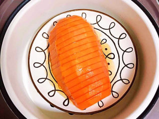 7、木瓜炖牛奶,将盘子放入蒸锅中。